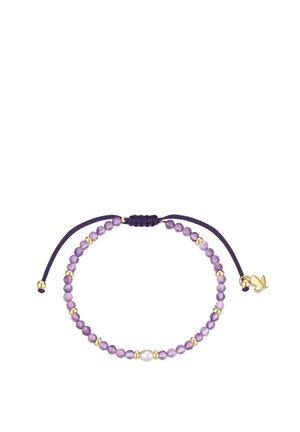 Bracelet réglable en ficelle violette avec perles facettées lavande, entretoises dorées, une perle blanche centrale et un petit charm ange en or.