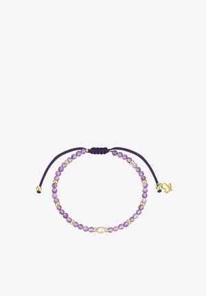 Bracelet réglable en ficelle violette avec perles facettées lavande, entretoises dorées, une perle blanche centrale et un petit charm ange en or.