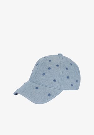 Jasnoniebieska denimowa czapka baseballowa z wieloma haftowanymi otworami wentylacyjnymi i zakrzywionym daszkiem, widziana z boku.