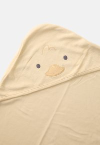 Toalha de bebé com capuz em algodão suave e amarelo claro. Apresenta um design de pato com olhos e bico bordados. Textura lisa, forma arredondada.