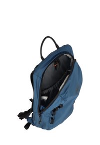 Μπλε σακίδιο πλάτης με ανοιχτό κύριο διαμέρισμα που δείχνει θωρακισμένη θήκη για φορητό υπολογιστή, εσωτερικές τσέπες και μαύρο βρόχο για λαβή στην κορυφή.