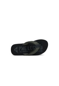 Zwarte teenslipper met een olijfgroene stoffen band. Het gestructureerde voetbed heeft het 'PME LEGEND' logo en de tekst 'THE ORIGINAL AMERICAN CLASSIC'.