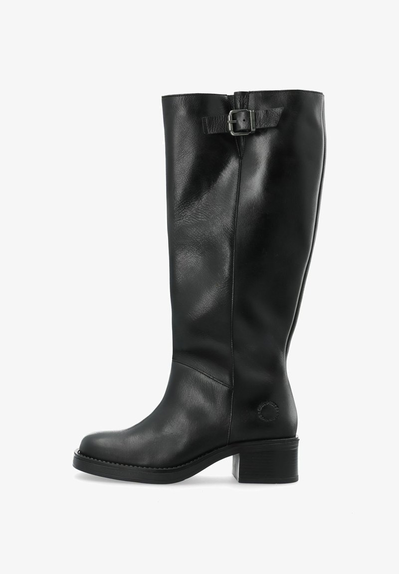 Crne kožne čizme do koljena s okruglim vrhom, koje imaju malo kopčanje na vrhu i blok petu za dodatnu stabilnost.