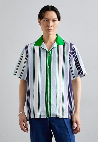 Camicia a maniche corte con righe alternate in verde, blu navy, bianco e azzurro; colletto verde vivo; design con bottoni sul davanti.
