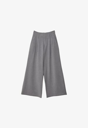 Szare spodnie z szerokimi nogawkami z teksturowanej tkaniny, z fałdami w talii i dwoma bocznymi kieszeniami. Zaprojektowane w fasonie ze średnim stanem.