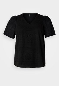 Top negro con escote en V, tejido texturizado con patrones intrincados y mangas cortas abullonadas. El material parece ligero y transpirable.
