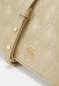 Tommy Hilfiger REFINED FLAP CROSSOVER - Ülerinna-kott - beige