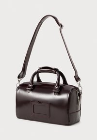 Väike burgundia värvi kott, mis on valmistatud läikivast kunstnahast, kahe käepidemega, eemaldatava õlavööga ja esipocketiga, millel on klapp.