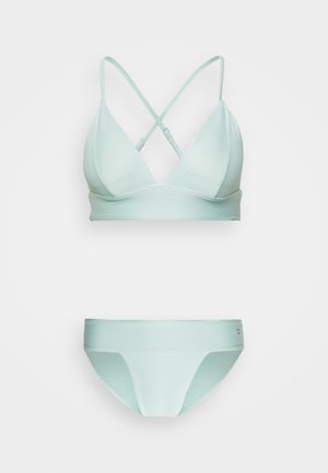 Conjunto de biquíni verde menta com textura canelada, apresentando um top triangular e parte de baixo com cobertura média, destacando alças cruzadas nas costas.