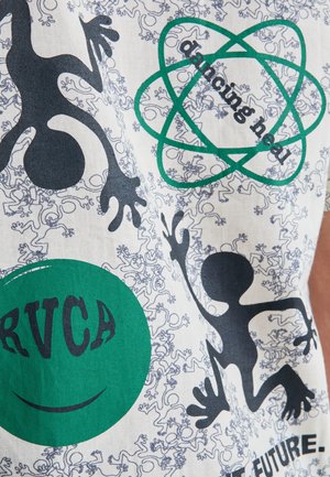 Schwarze abstrakte humanoide Figuren um einen grünen Kreis mit der Aufschrift "RVCA" und einem Atomsymbol mit dem Text "aligning heal" auf einem weiß gemusterten Stoff.