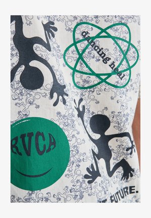 Zwarte abstracte mensachtige figuren rondom een groene cirkel met "RVCA" en een atoomsymbool met de tekst "aligning heal" op wit patroonstof.