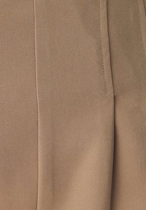 Tessuto beige con una finitura liscia e un leggero lucido; presenta dettagli di cucitura verticale per un aspetto curato. Adatto per pantaloni o blazer.