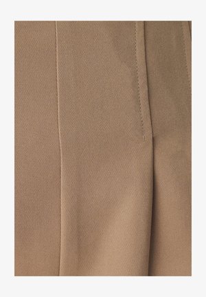 Tessuto beige con una finitura liscia e un leggero lucido; presenta dettagli di cucitura verticale per un aspetto curato. Adatto per pantaloni o blazer.