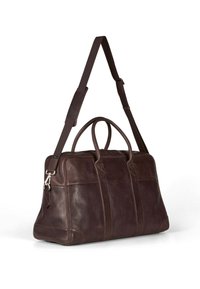 Brun läder duffelväska med dubbla handtag, justerbar axelrem och rektangulär form. Har sydda detaljer och en slät yta.