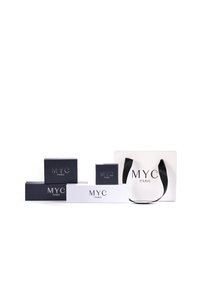 Set di imballaggio in bianco e nero con diverse dimensioni di scatole e il logo "MYC PARIS". Scatole nere con texture e borsa bianca liscia con manici.