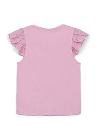 Top senza maniche rosa con spalle rifinite da ruches in pizzo e un corpo liscio e uniforme. Tessuto morbido e leggero con un design semplice.
