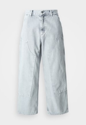 Lyseblå denim brede bukser med store sidelommer, høy livhøyde og løs passform. Slitt tekstur med falmet finish.