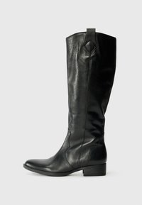 Schwarze Lederstiefel bis zum Knie mit glatter Oberfläche, spitzem Schuhnagel, niedrigem Blockabsatz und dekorativer Naht entlang der Seiten.