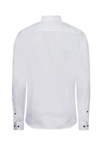 Weißes Langarmhemd mit klassischem Kragen, tailliertem Design und marineblauen Knopf-Akzenten an den Manschetten und der Knopfleiste. Glatte Textur.