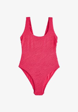 Helles pinkes, strukturiertes Einteiler-Badeanzug mit breiten Trägern und rundem Ausschnitt auf weißem Hintergrund.