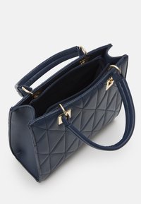 Borsa a tracolla trapuntata di colore blu navy, realizzata in ecopelle, con dettagli in metallo dorato, doppi manici e apertura con zip, foderata in nero.