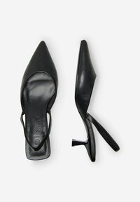 Tacchi slingback in pelle nera con punta affilata, tacco sottile e texture liscia. Presentano una cinghia sul retro per un maggiore supporto.