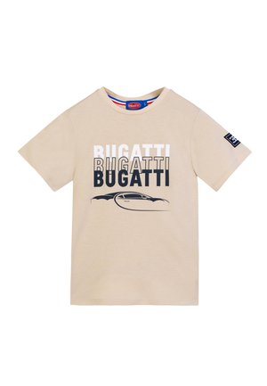 Beiges T-Shirt mit kurzen Ärmeln, auf der Vorderseite dreimal der Schriftzug "BUGATTI" wiederholt und darunter eine Grafik eines schwarzen Sportwagens.