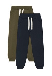 Zwei Paar Kinder-Jogginghosen, eine in Olivgrün und eine in Marineblau, beide mit elastischen Taillenbändern und weißen Kordeln.