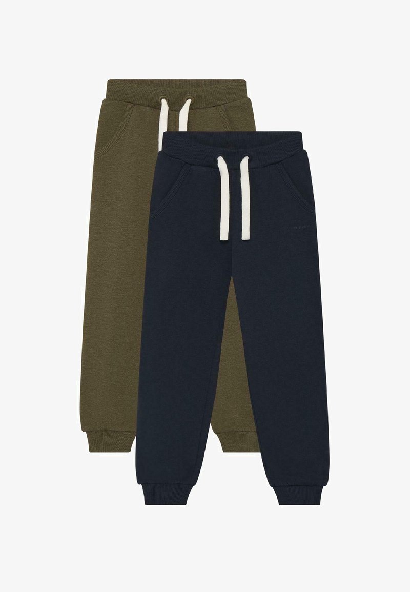 Dve pare otroških športnih hlač, ena v olivno zeleni in ena v mornarsko modri barvi, obe z elastičnim pasom in belimi vrvicami.