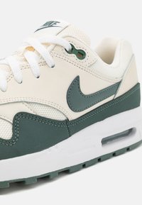 Nike Sportswear AIR MAX 1 UNISEX - Sporta apavi - pale ivory/vintage green/white/bicoastal