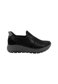 Scarpa nera slip-on con una parte superiore testurizzata, punta arrotondata e tacco rialzato. Presenta un accento posteriore liscio e una suola leggera e decorata.