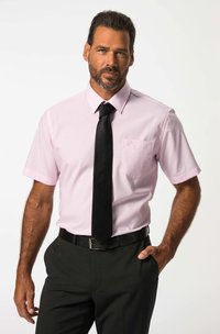 Camicetta rosa chiaro a maniche corte con taschino sul petto; abbinata a una cravatta nera e pantaloni scuri. Design minimalista; tessuto testurizzato.
