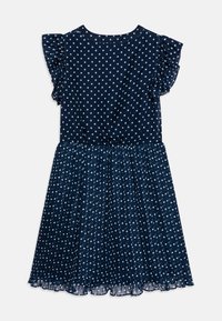 Námořnické modré šaty s bílými puntíky, krátkými volánkovými rukávy, přiléhavým topem a skládací sukní. Hladká tkanina s lehkým pocitem.