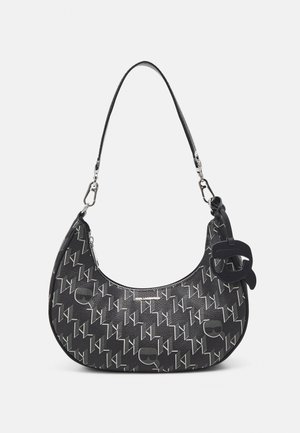 Černá hobo taška vyrobená z texturované kůže, s kovovým zipem stříbrné barvy a s embosovaným vzorem loga. Obsahuje odnímatelný kovový prvek.