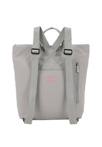 Zaino in tessuto grigio con tracolle a tracolla, tasca con zip e dettaglio del logo rosa. Presenta un design minimalista e materiali resistenti.