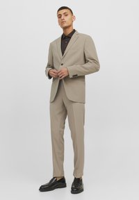 Jack & Jones PREMIUM JPRFRANCO TROUSER - Pantalones chinos - weathered teak