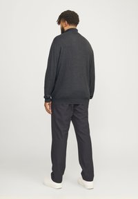 Jack & Jones JJEEMIL ROLL NECK - Džemper - dark grey melange