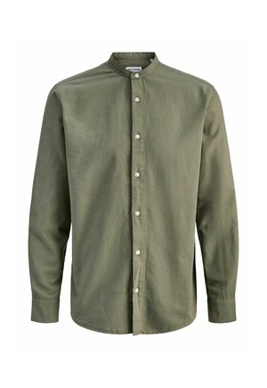 Olijfgroene herenoverhemd met lange mouwen, colbertkraag en witte knopen aan de voorkant.