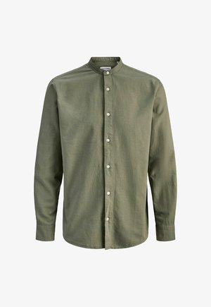 Camicia da uomo verde oliva a maniche lunghe con collo alla coreana e bottoni bianchi sul davanti.