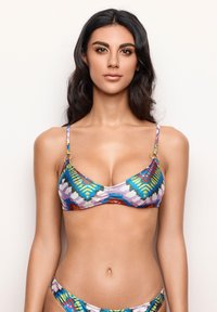 Set di bikini colorato con texture a coste, modelli ispirati alle tribù in blu, verde e viola, con dettagli in metallo dorato sulle spalline.