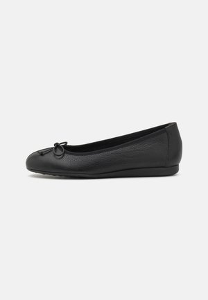 Schwarze Leder-Ballettschuhe mit runder Spitze, subtiler Schleifenverzierung an der Vorderseite, strukturiertem Obermaterial und flexibler Gummisohle.