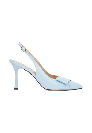 Jasnoniebieski skórzany sandał na wysokim obcasie typu slingback z ostro zakończonym noskiem i ozdobną kokardą z przodu, smukłym obcasem typu szpilka oraz regulowanym paskiem na sprzączkę.