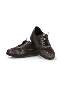 Zapatillas de deporte marrón oscuro que presentan una mezcla de ante texturizado y acentos metálicos. Diseño con cordones y cremallera lateral. Suela negra acolchada.