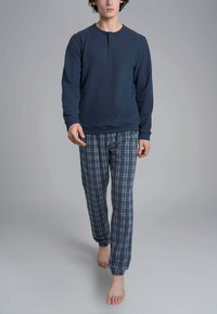 Set di abbigliamento da casa da uomo composto da una maglia a maniche lunghe blu scuro e pantaloni a quadri azzurri con vita e polsini elasticizzati.