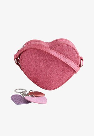 Geantă roz sclipitoare în formă de inimă, cu o curea asortată, având trei brelocuri în formă de inimă în roz, mov și roșu. Textură netedă.