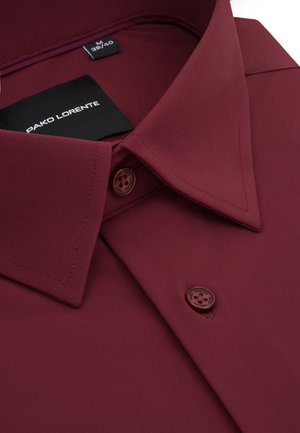 Ciemnoczerwona męska koszula wizytowa z kołnierzem w szpic, dwoma widocznymi guzikami oraz czarną metką z rozmiarem medium 39/40.