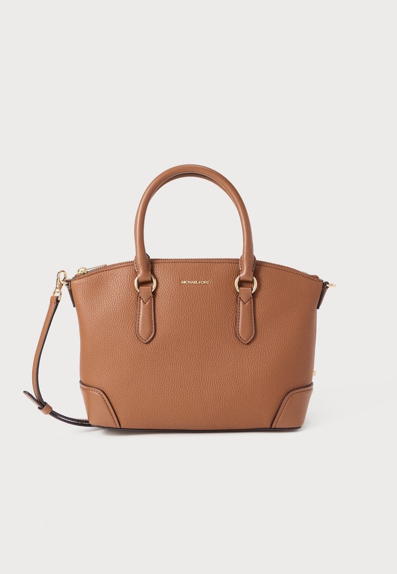 Sac à main en cuir marron avec deux poignées, une bandoulière amovible et des accessoires dorés sur un fond clair uni.