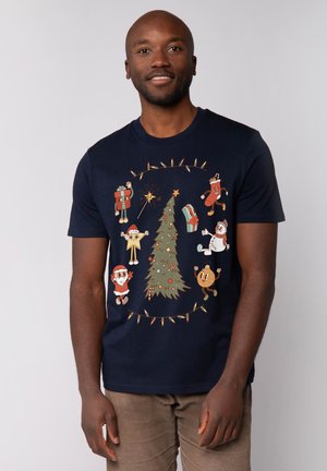 Navy blauwe katoenen t-shirt met een feestelijke afbeelding van cartoonfiguren en een versierde kerstboom omringd door lichtsnoeren.