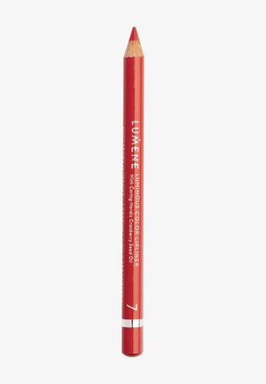 Crayon contour des lèvres Lumene Luminous Color rouge avec pointe taillée et bande argentée près de la base sur fond blanc.