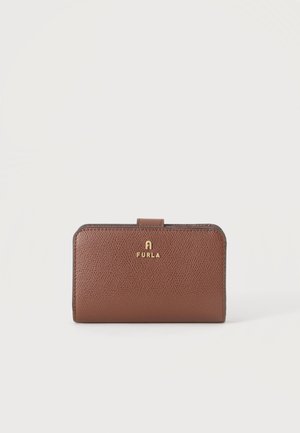 Brun tekstureret læder Furla pung med gyldent logo og tryklås på hvid baggrund.